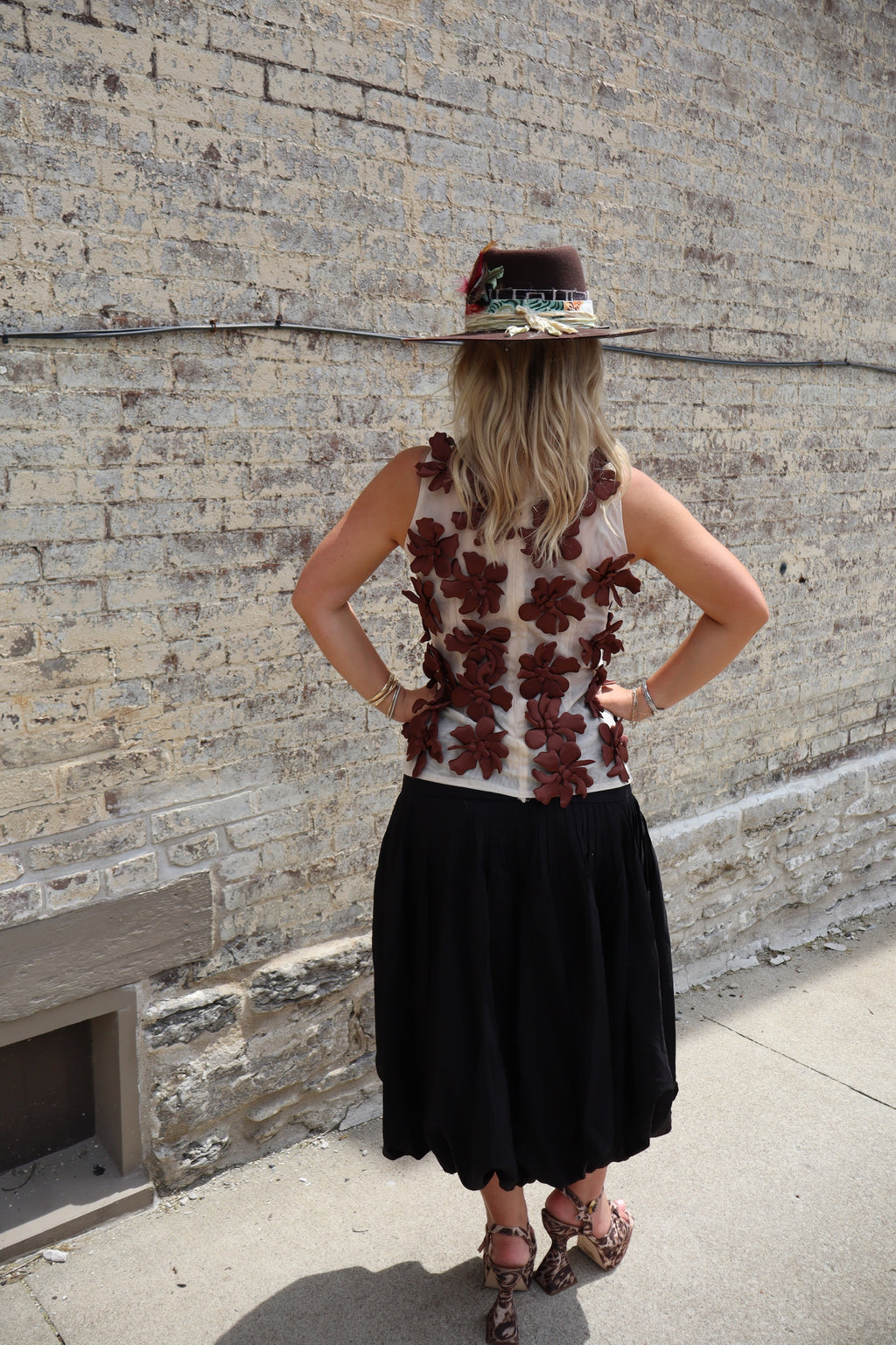 THE DAISY TOP - BROWN